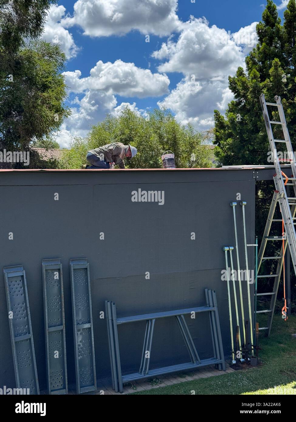 Fokussierte Dachinstandhaltungspersonal - Smartphone-aufgenommenes Stockfoto