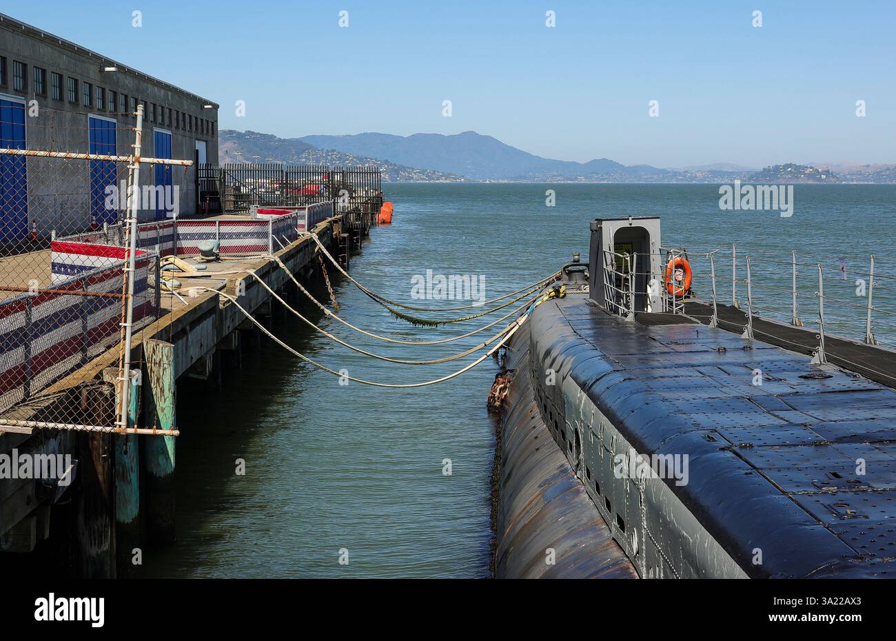 Gelegen am Pier 45 in San Francisco Bay an Fisherman's Wharf. Marineboot liegt hier an diesem Pier. Dieses Boot wurde für den 2. Weltkrieg gebaut und diente in Asien, und Stockfoto