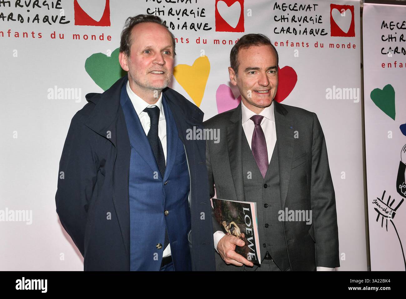 Paris, Frankreich. März 2025. Jean-Marc Dumontet und Franck Ferrand posieren mit Franck Ferrand für einen Fotobesuch während des Herzchirurgie-Abends am 10. März 2025 in Paris. Foto: Firas Abdullah/ABACAPRESS. COM Credit: Abaca Press/Alamy Live News Stockfoto