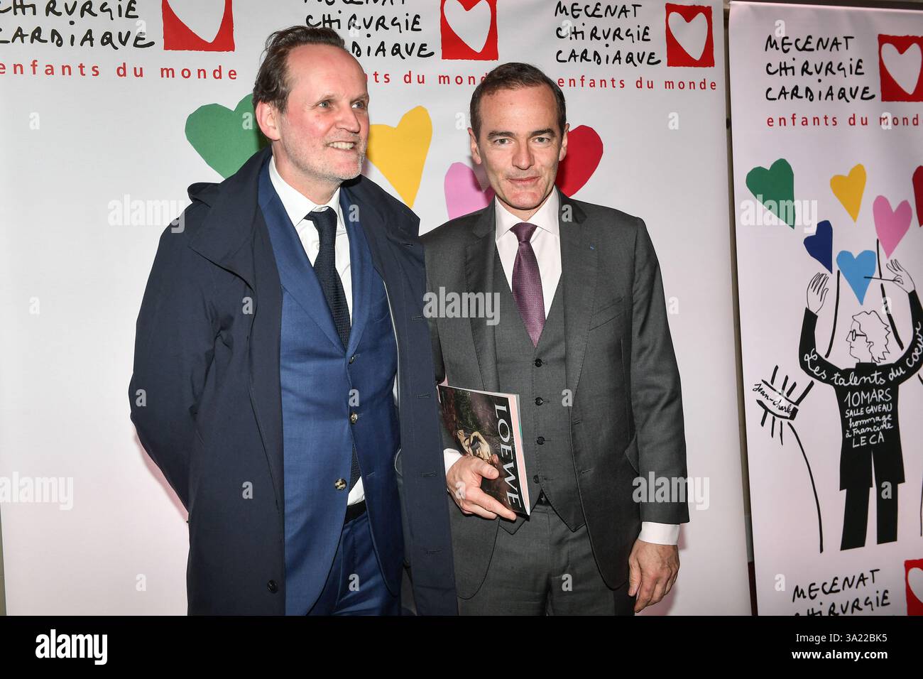 Paris, Frankreich. März 2025. Jean-Marc Dumontet und Franck Ferrand posieren mit Franck Ferrand für einen Fotobesuch während des Herzchirurgie-Abends am 10. März 2025 in Paris. Foto: Firas Abdullah/ABACAPRESS. COM Credit: Abaca Press/Alamy Live News Stockfoto
