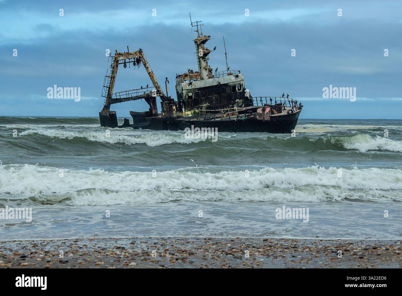 Das Fischerboot Zeila, das in der Nähe der Walle, Henties Bay, an der Skeleton Coast in Namibia gestrandet ist. Stockfoto