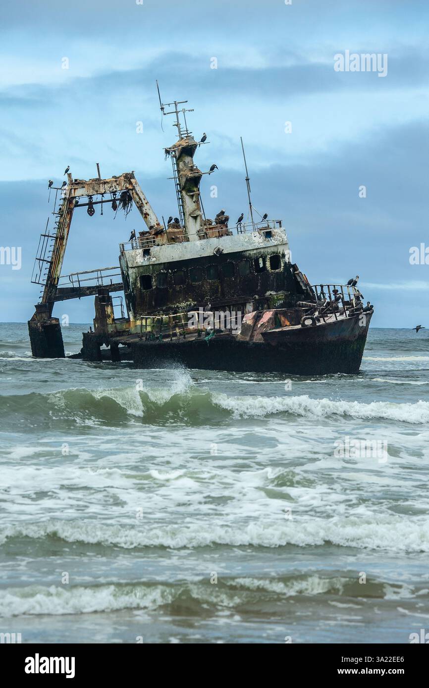 Das Fischerboot Zeila, das in der Nähe der Walle, Henties Bay, an der Skeleton Coast in Namibia gestrandet ist. Stockfoto