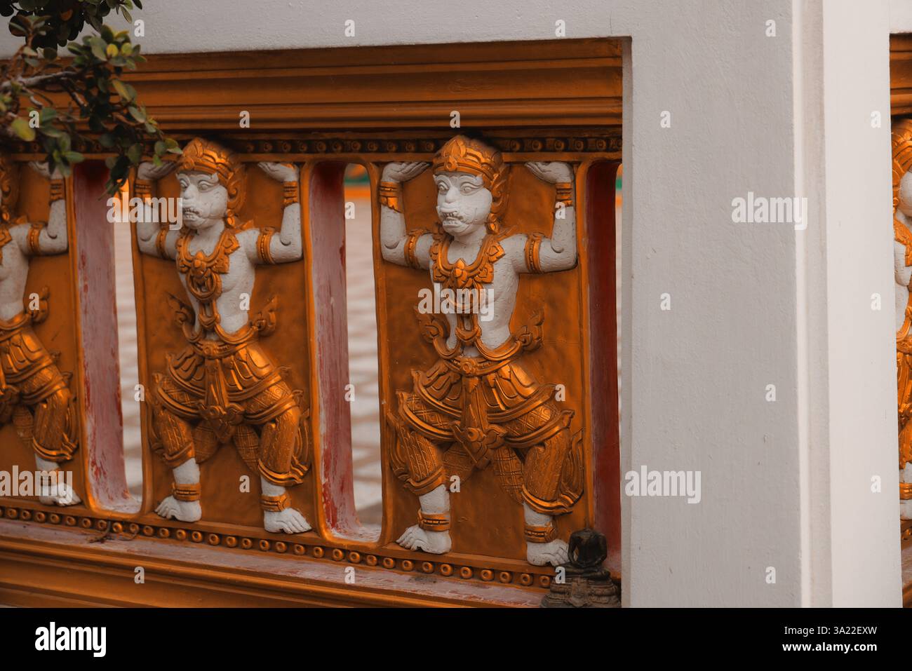 Die atemberaubend lebendige traditionelle Architektur zeigt kunstvolle Statuen und komplizierte Designs Stockfoto