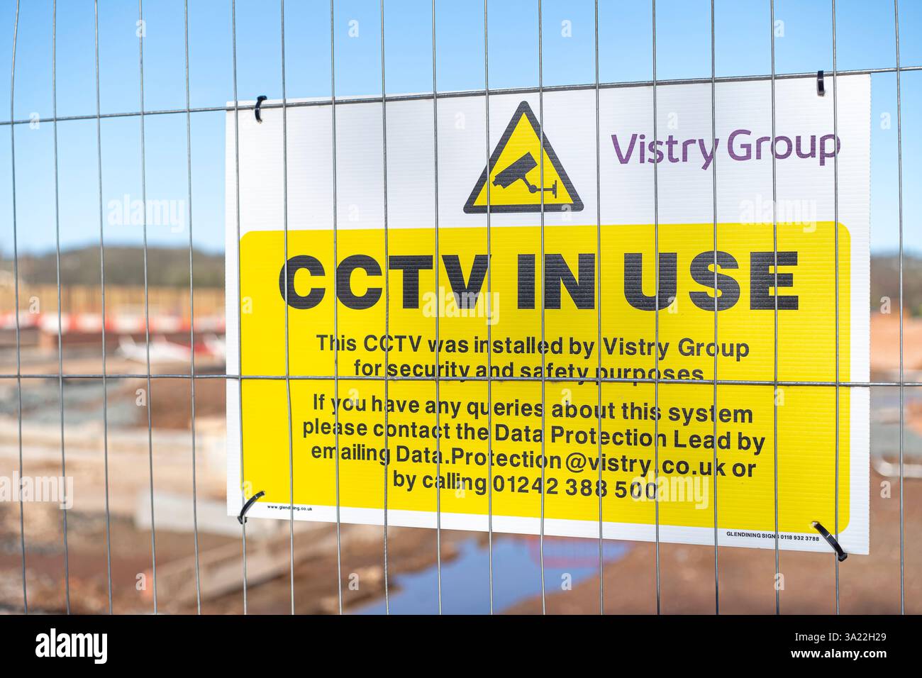 Vistry Group unterschreibt Sicherheitszäune in Großbritannien und erklärt, DASS CCTV VERWENDET und aus Sicherheits- und Sicherheitsgründen installiert wird. Stockfoto