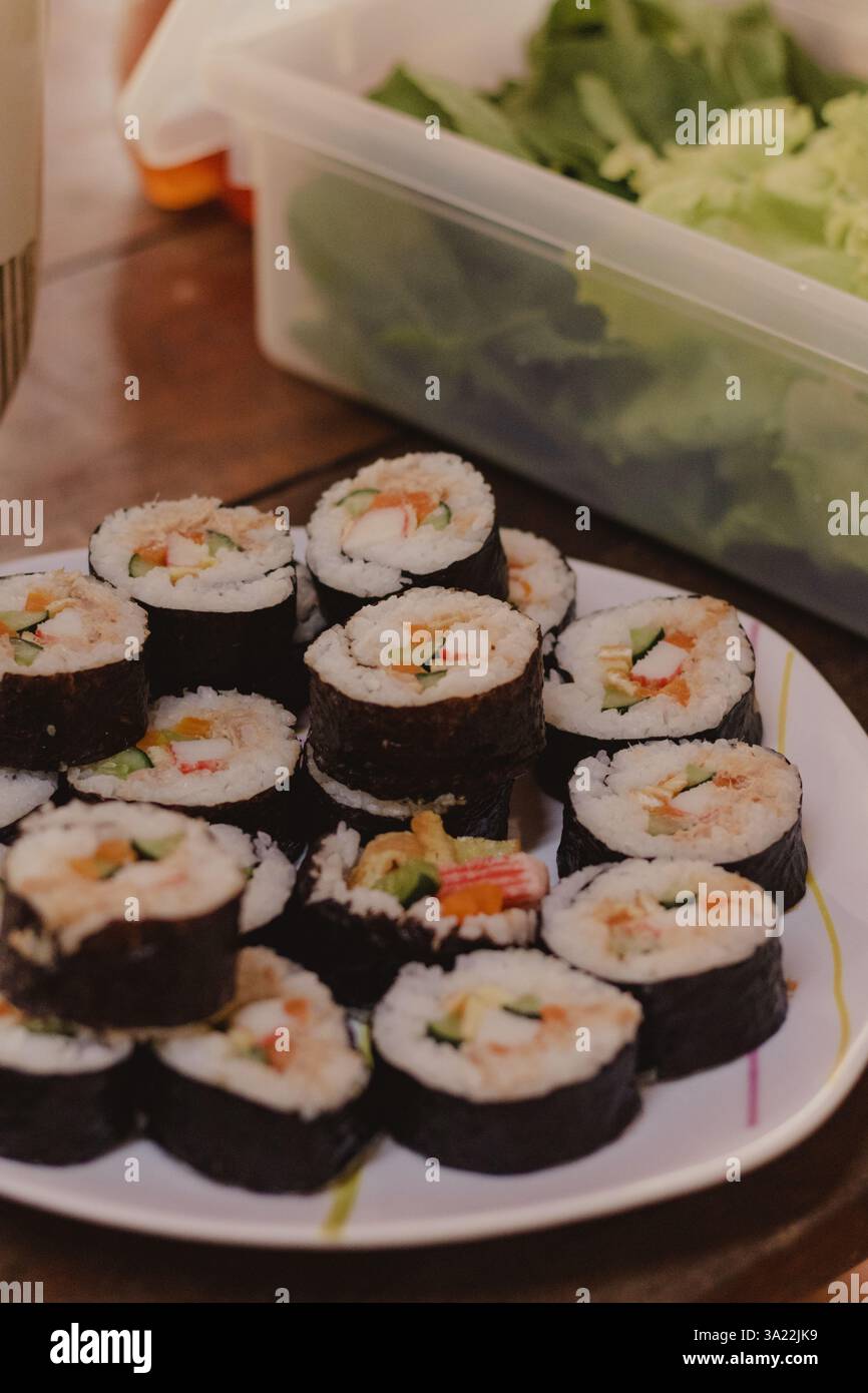 Teller mit frischen Sushi Rolls Stockfoto
