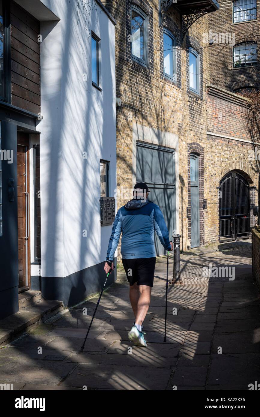 Nordic Walking zwischen ehemaligen Docks, die in Wohngebäude umgewandelt wurden, Rotherhithe, London, England, Großbritannien Stockfoto