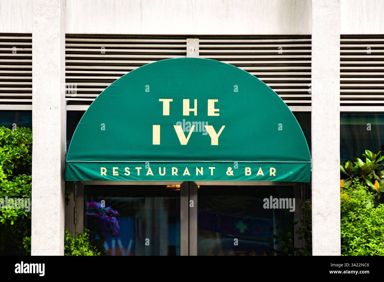 London, England, Großbritannien - 28. Juni 2023: Außenansicht einer Filiale der Ivy-Restaurantkette Stockfoto