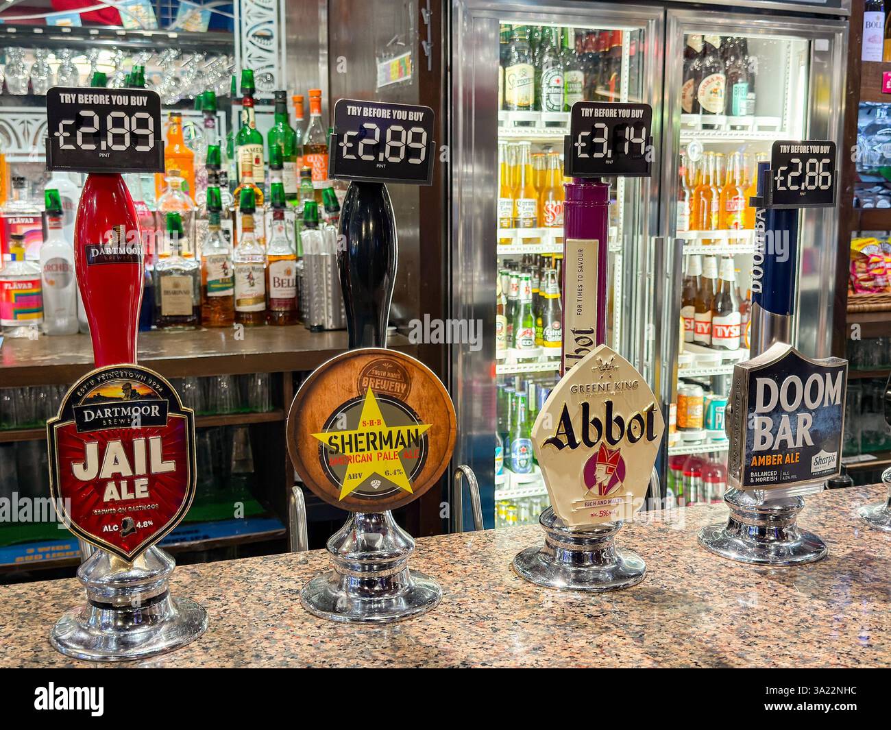 Barnstable, Devon, England, UK - 21. februar 2025|: Reihe von Handpumpen zum Ziehen von Pints Fassbier in einem Pub. Keine Personen. - Smartphone-aufgenommenes Stockfoto