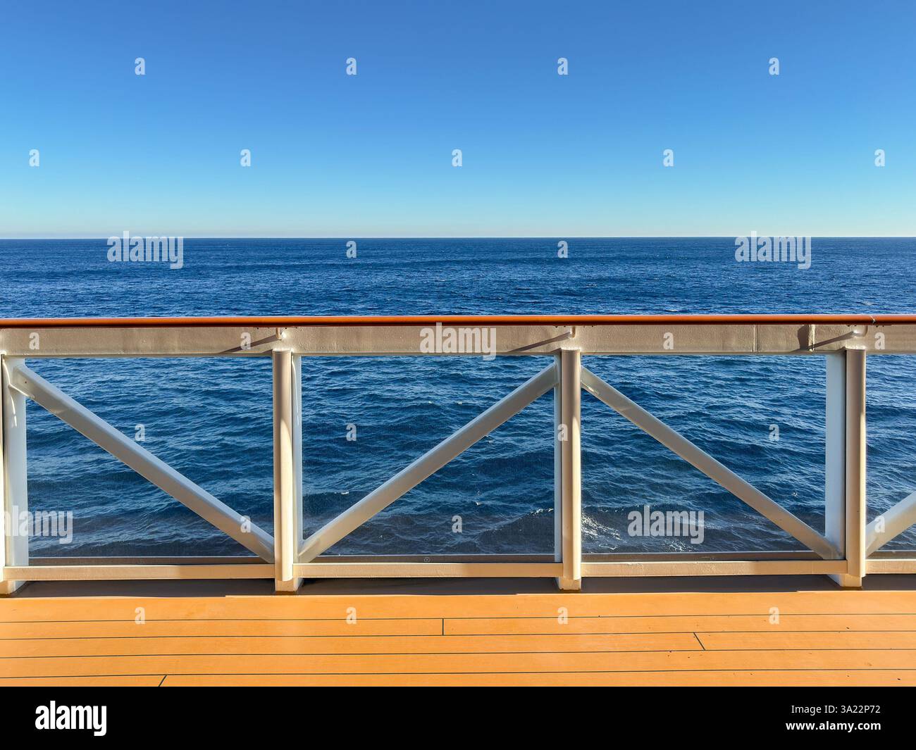 Meereslandschaft mit Blick auf das Geländer auf dem Deck eines Kreuzfahrtschiffs. Keine Leute, Reisekonzept. - Smartphone-aufgenommenes Stockfoto