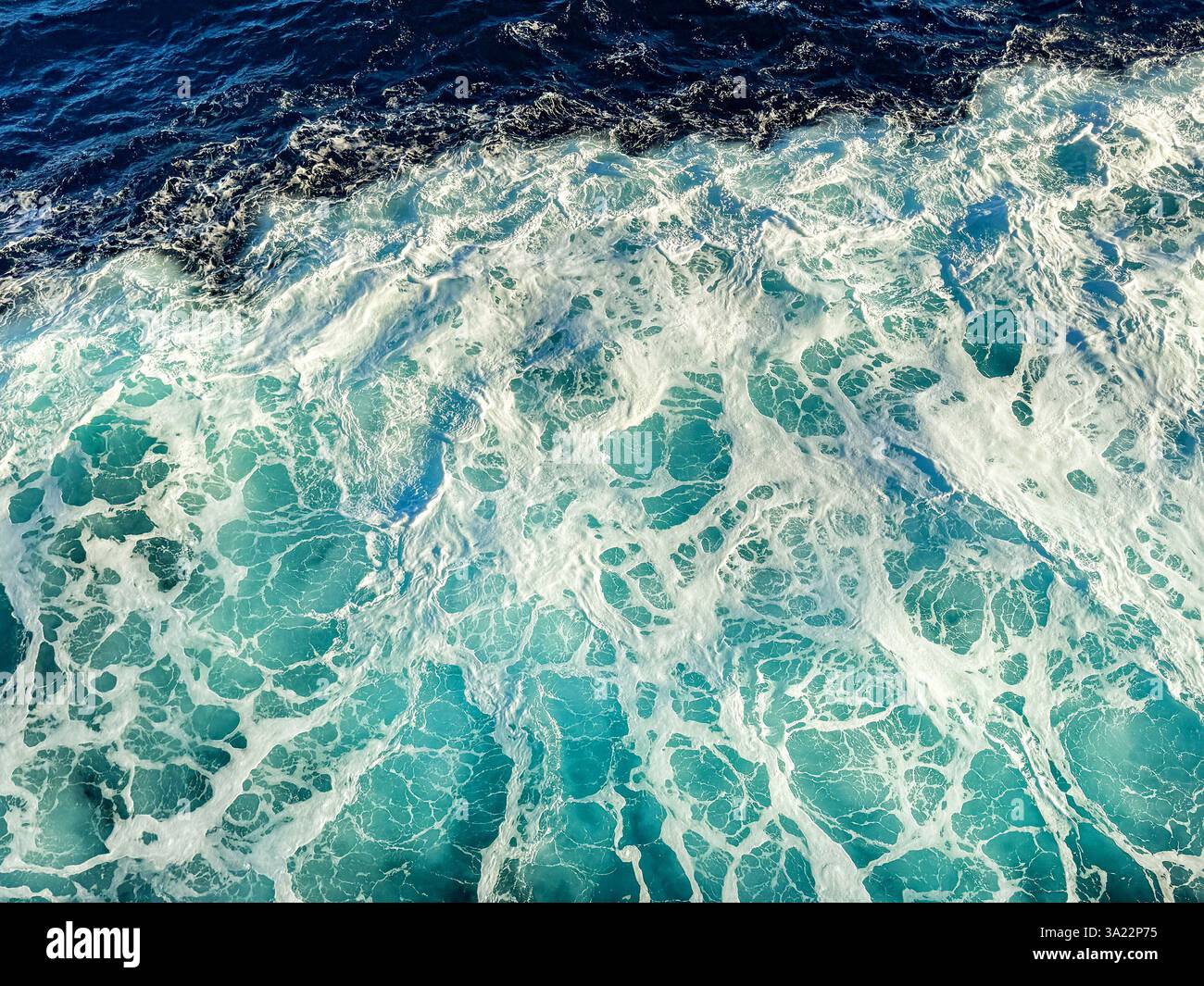 Muster von Wasser und Wellen aus der Spur eines Kreuzfahrtschiffs. Hintergründe. Keine Personen. Urlaubskonzept. Stockfoto