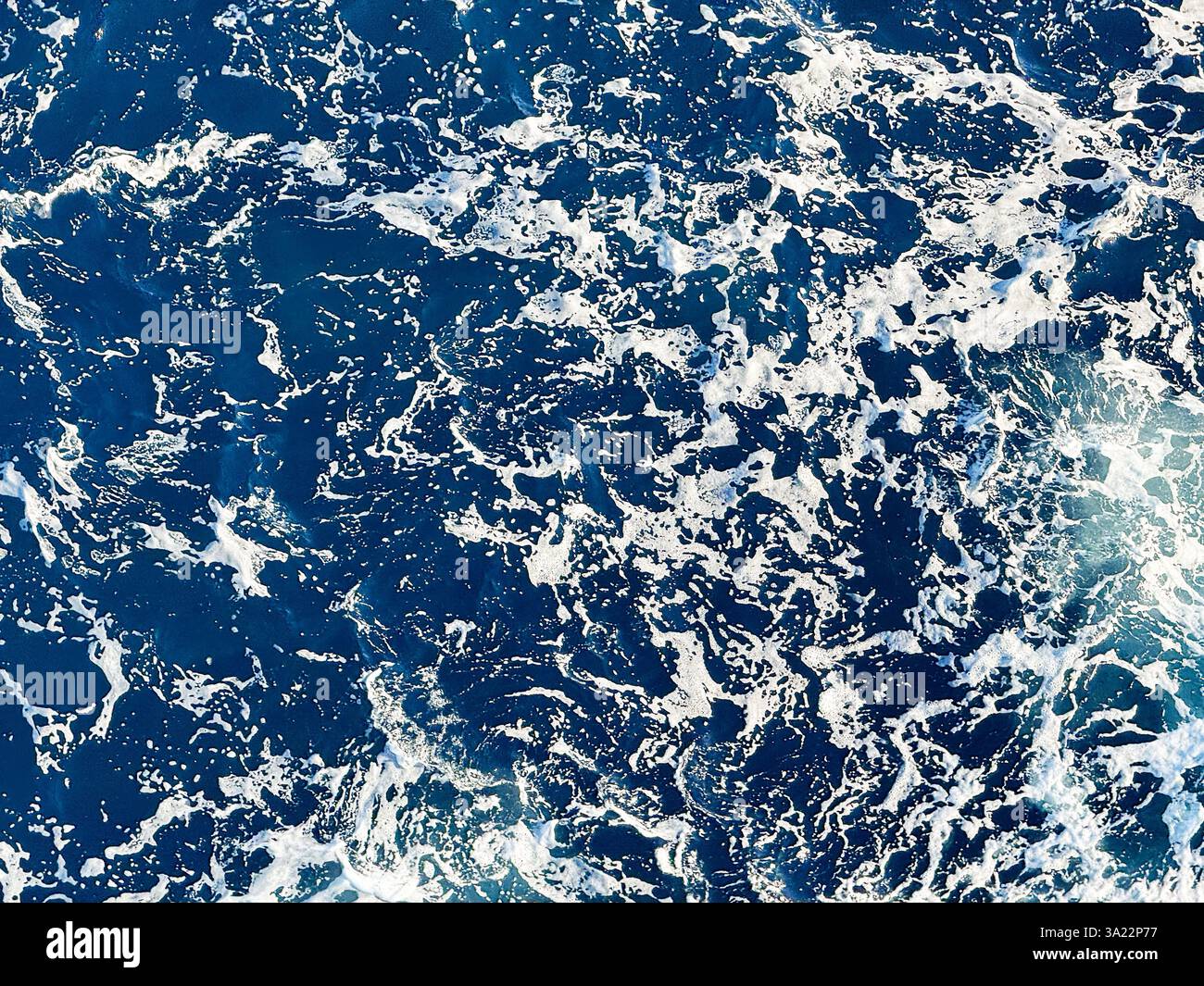 Muster von Wasser und Wellen aus der Spur eines Kreuzfahrtschiffs. Hintergründe. Keine Personen. Urlaubskonzept. Stockfoto