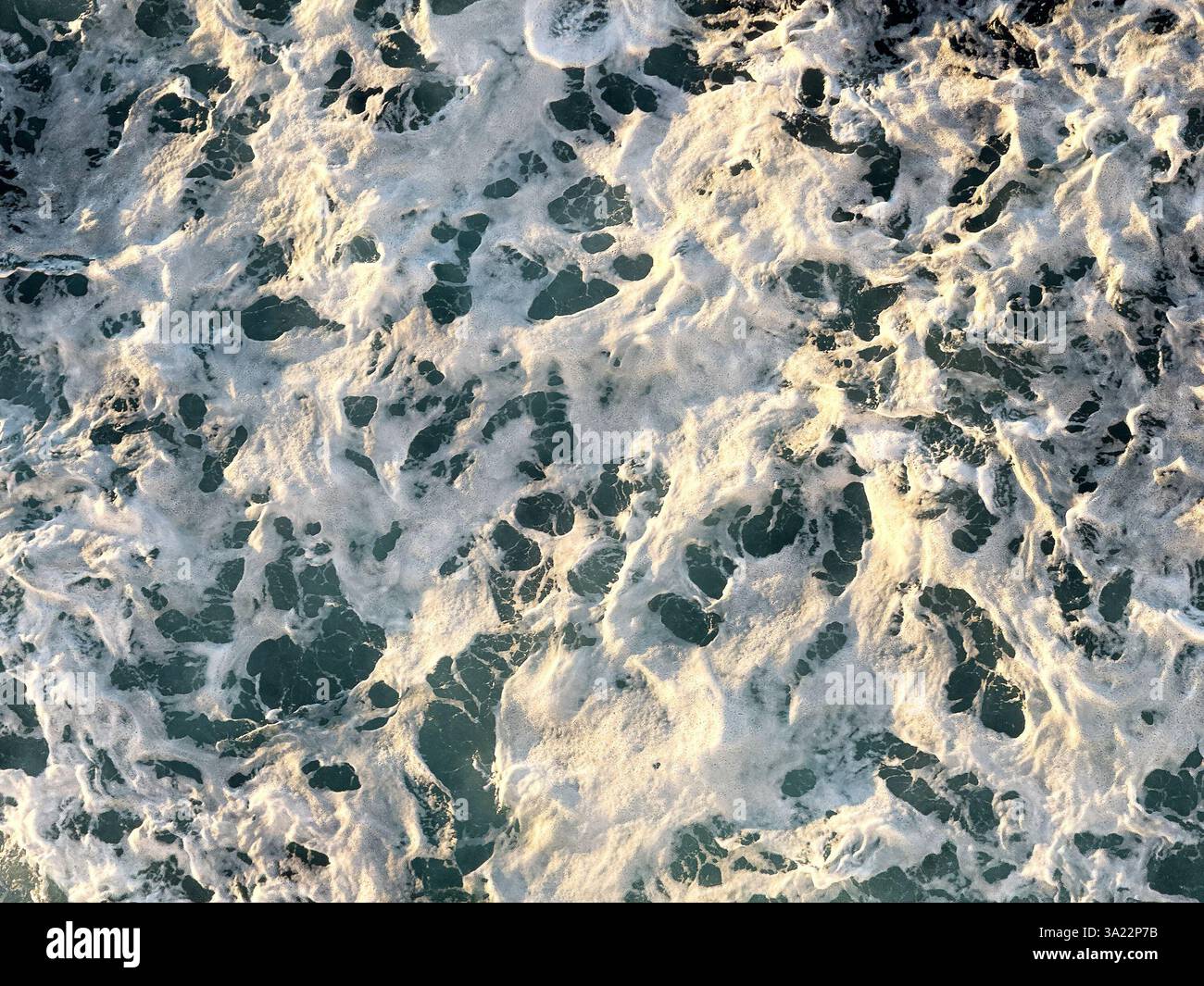 Nahaufnahme des turbulenten Wassers im Gefolge eines Kreuzfahrtschiffs auf See. Hintergründe - Smartphone-aufgenommenes Stockfoto