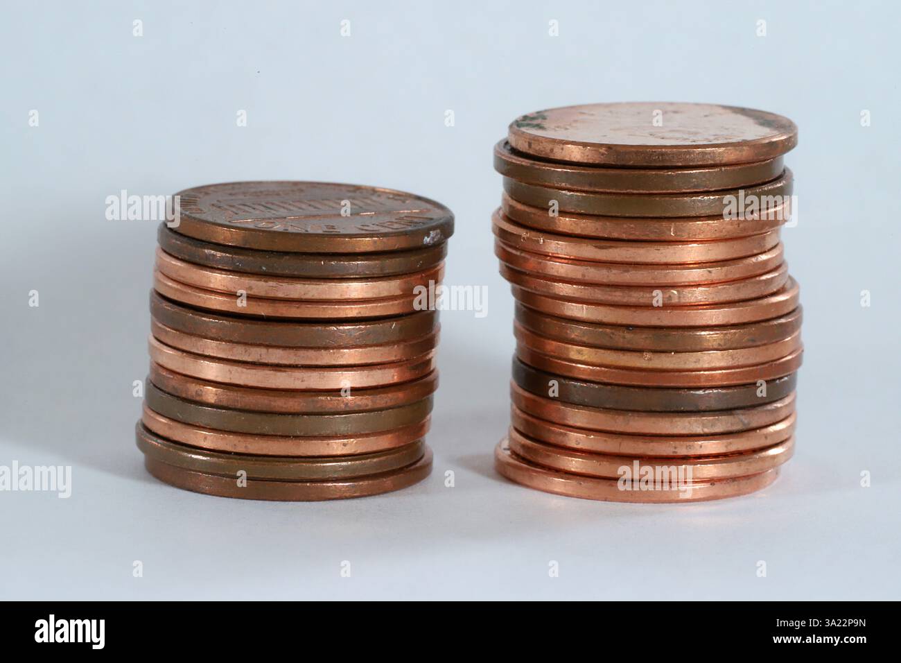 Detail eines Stapels US-Pennys oder 1 Cent-Münzen auf weißem Hintergrund. Stockfoto