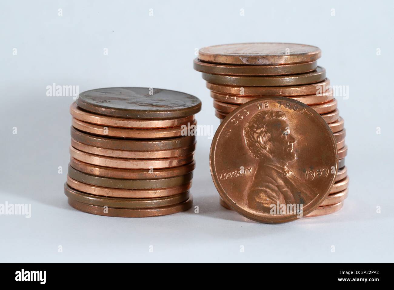 Detail eines Stapels US-Pennys oder 1 Cent-Münzen auf weißem Hintergrund. Stockfoto