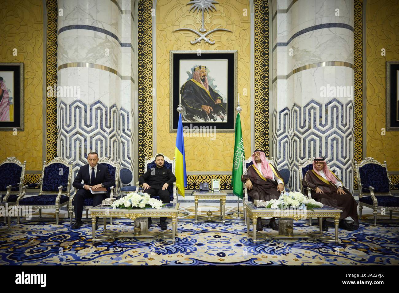 Dschidda, Saudi-Arabien. März 2025. Ukrainischer Präsident Wolodymyr Zelenskyj, 2. Links, vor Beginn der Gespräche mit dem stellvertretenden Gouverneur der Region Makka, Prinz Saud bin Mishaal bin Abdulaziz, 2. Rechts, nach Ankunft in der Hauptstadt am 10. März 2025 in Dschidda, Saudi-Arabien. Zelenskyy ist in Dschidda für Friedensgespräche mit Saudi-Arabien und der USA S Beamte. Kredit: Ukrainischer Ratsvorsitz/Pressestelle Des Ukrainischen Präsidenten/Alamy Live News Stockfoto