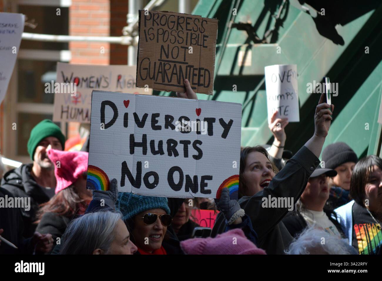 Schilder bei einem Internationalen Frauenmarsch in New York City. Stockfoto