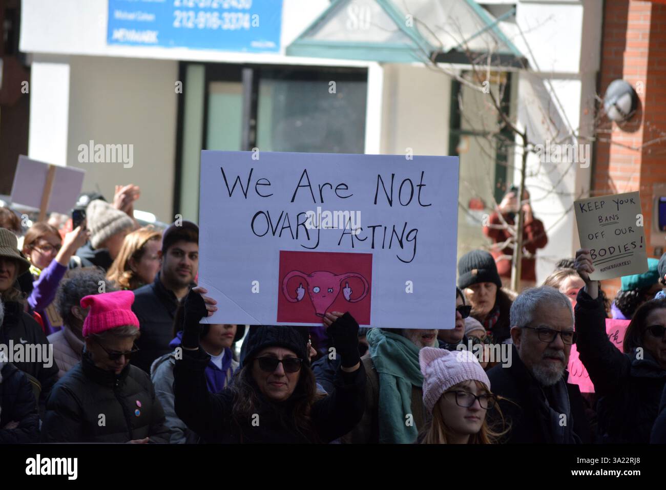 Schilder bei einem Internationalen Frauenmarsch in New York City. Stockfoto