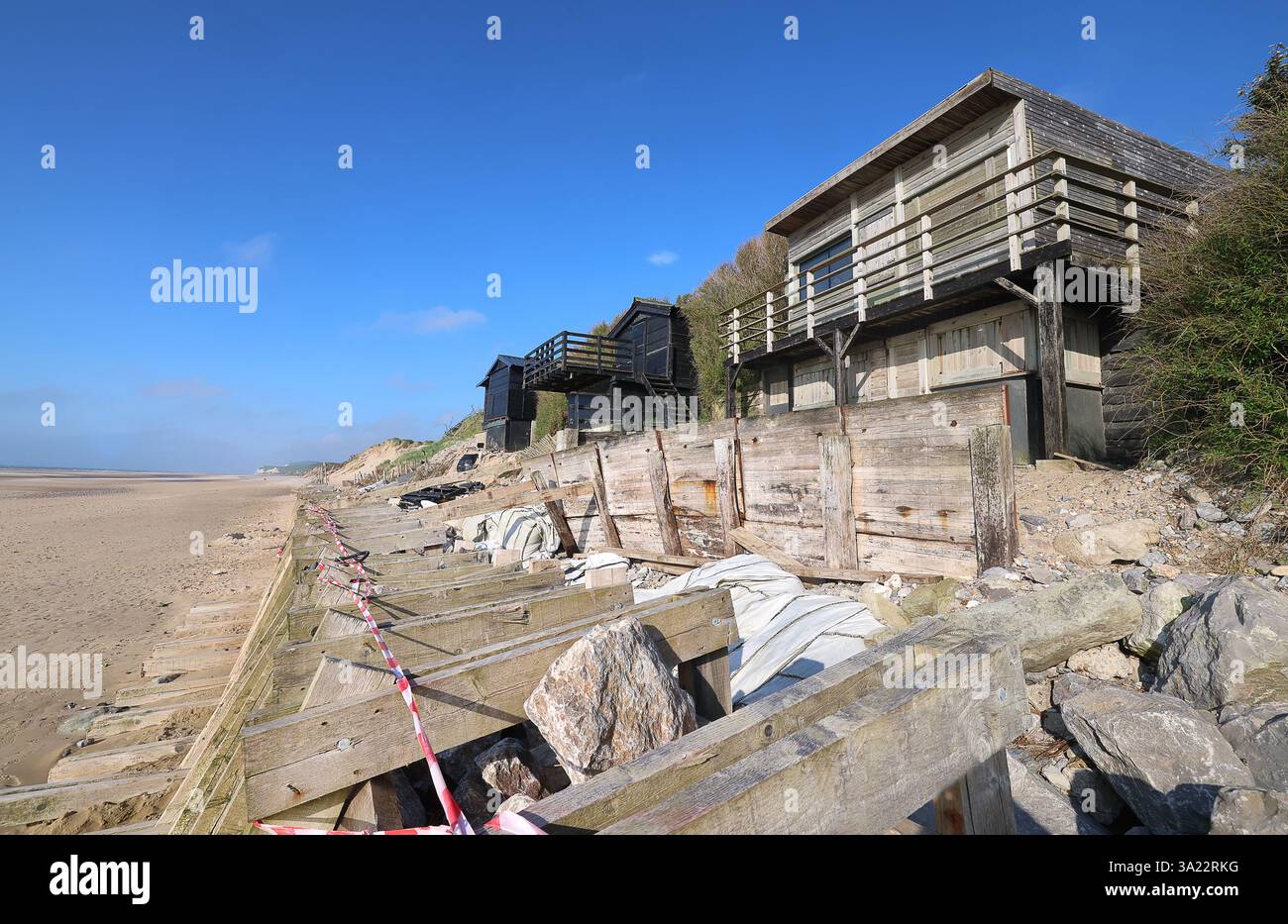 Wissant (Nordfrankreich), 22.05.2024: Küstenerosion. Holzkonstruktionen zum Schutz der Dünen und der Küste Stockfoto