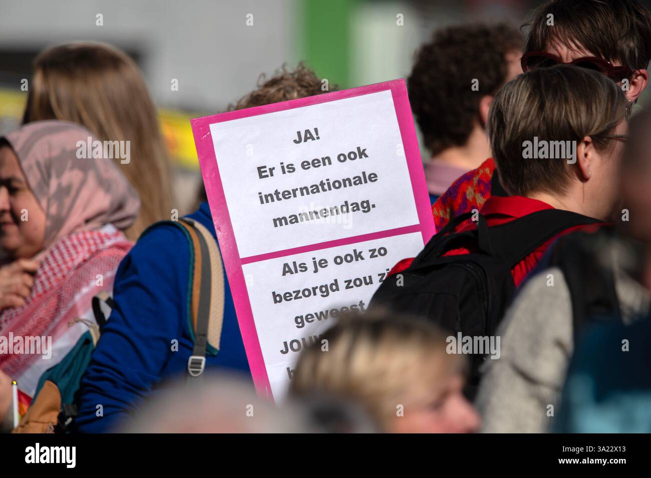 Billboard Ja es gibt auch Einen Mann-Tag beim Feminist-Marsch am Damplatz in Amsterdam, Niederlande, 8-3-2025 Stockfoto