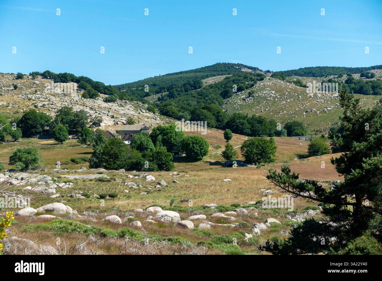 Landschaft in Pont de Montvert - Sud Mont Lozère, im Nationalpark Cevennen (Südfrankreich). Aubaret Weiler Stockfoto