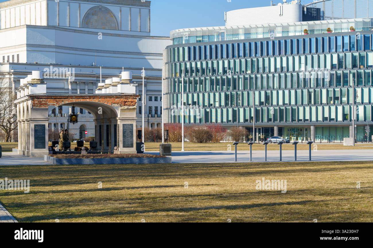Pilsudski-Platz - renommierter Platz in Warschau, Polen. Ort verschiedener wichtiger nationaler offizieller und inoffizieller Veranstaltungen. Ruinen des Sächsischen Schlosses. Stockfoto