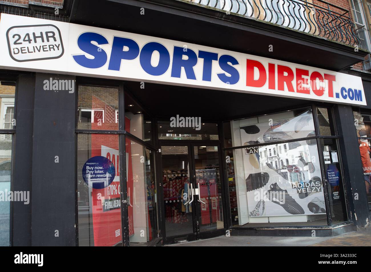 Maidenhead, Großbritannien. März 2025. Sports Direct in Maidenhead, Berkshire, erhalten Sie bis zu 70 % Rabatt. Kredit: Maureen McLean/Alamy Stockfoto