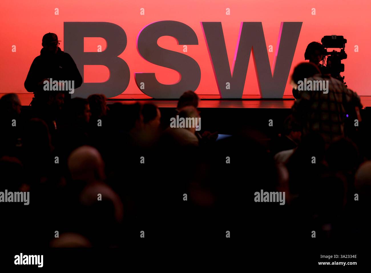 Das Logo der Partei BSW auf dem Bundesparteitag der Partei Bündnis Sahra Wagenknecht BSW im World Conference Center in Bonn. Nachdem die Partei BSW den Einzug in den Bundestag knapp verpassen hat, ist sie vor dem Verfassungsgericht gezogen: Sie will erzwingen, dass die Wahlergebnisse der Bundestagswahl neu ausgezählt werden. Bonn, 12.01.2025 NRW Deutschland *** das BSW-Parteilogo auf der Bundesparteikonferenz der Allianz Sahra Wagenknecht BSW im Weltkonferenzzentrum Bonn nach knapp verpasstem Bundestagseintritt hat die BSW-Partei ihren Fall vor das Konstitut geführt Stockfoto