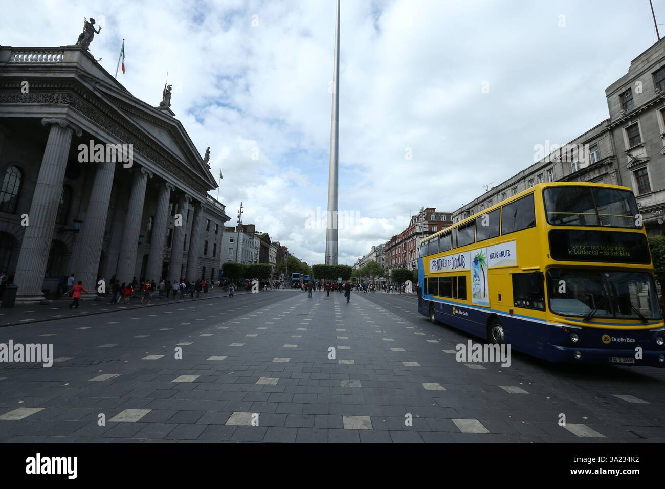 Dublin, Irland - 03. Juni 2014 - neue Fußwege und Straßen mit symmetrischen Mustern, während ein Bus an der O'Connell Street in Dublin vorbeifährt Stockfoto
