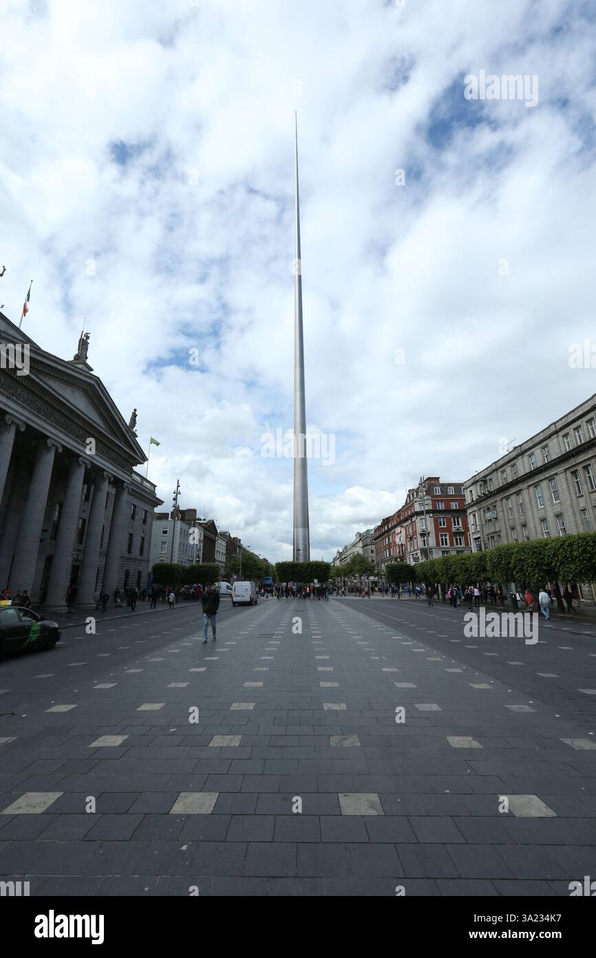 Dublin, Irland - 03. Juni 2014 - neu gestaltete Fußwege und Straßen mit symmetrischen Mustern und dem Denkmal des Spire auf der O'Connell Street in Dublin Stockfoto