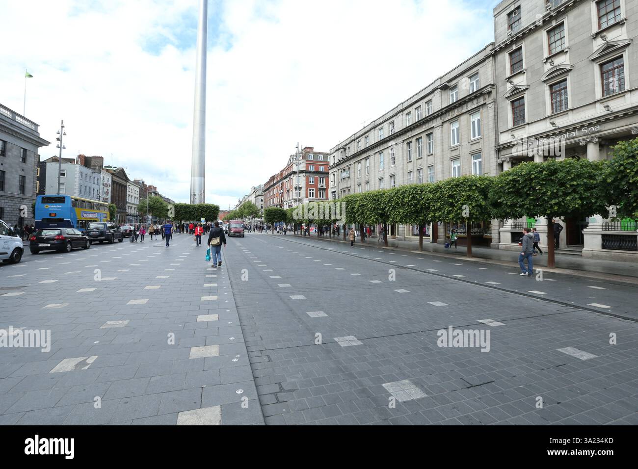 Dublin, Irland - 03. Juni 2014 - neu gestaltete Fußwege und Straßen mit symmetrischen Mustern und dem Denkmal des Spire auf der O'Connell Street in Dublin Stockfoto