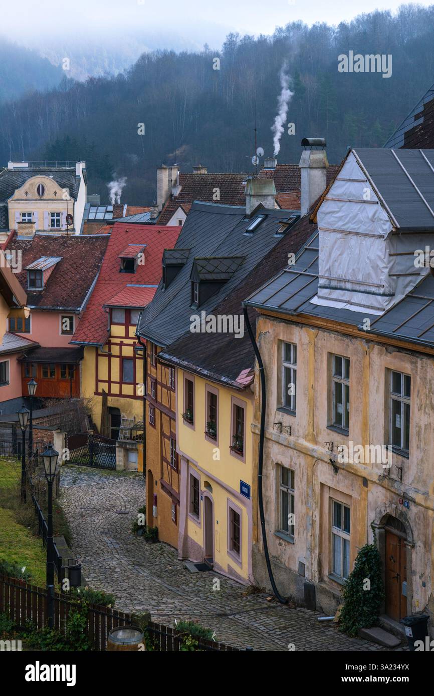 Blick auf eine Straße traditionelle Gebäude und Häuser in der Stadt Loket, einer historischen Altstadt in der Region Karlsbad am 25. Dezember 2024 in Loket, Stockfoto