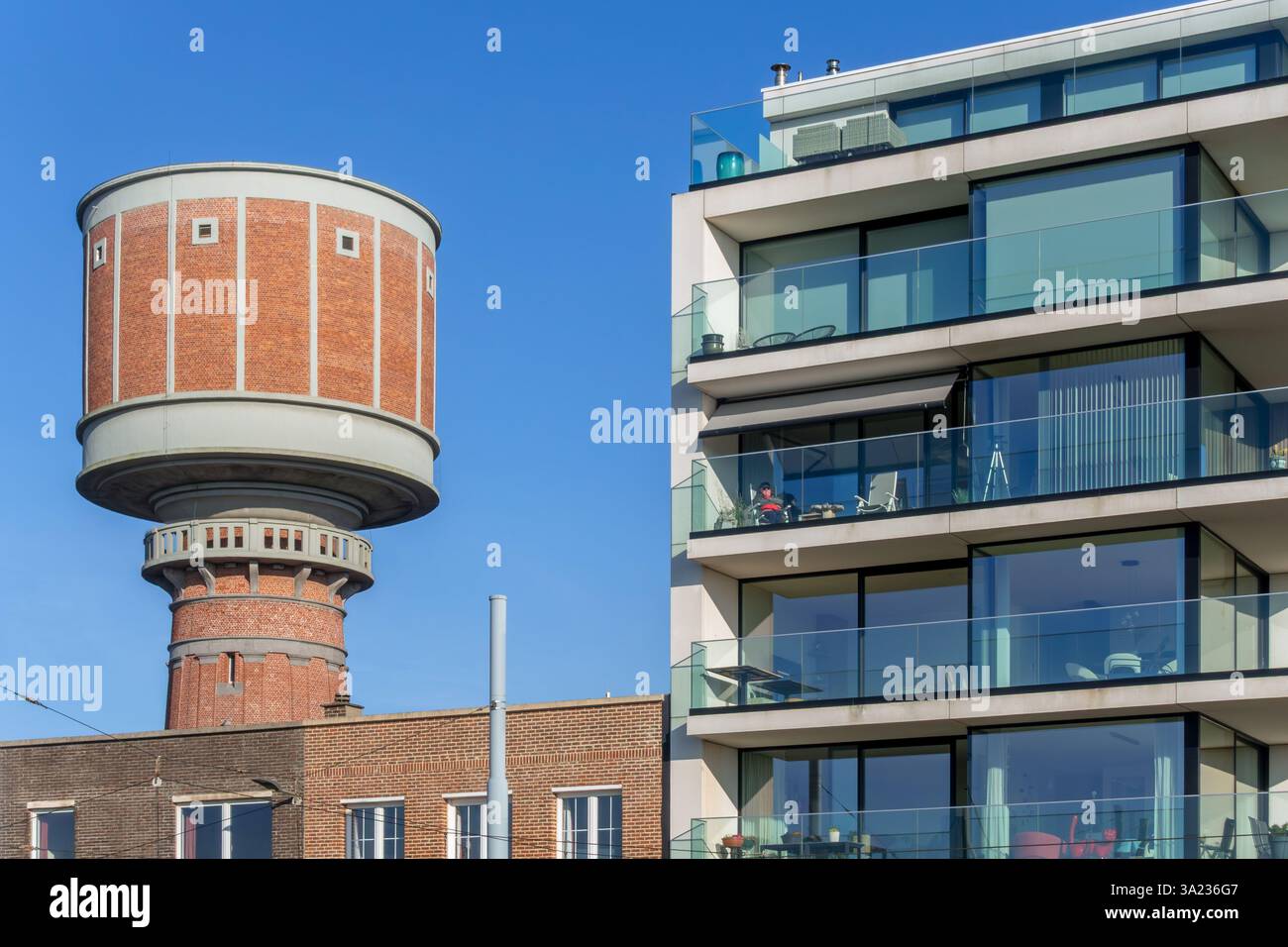 Moderne Wohnung / Wohnung und 1898 Backsteinwasserturm im Renaissance-Stil in Blankenberge, Westflandern, Belgien Stockfoto