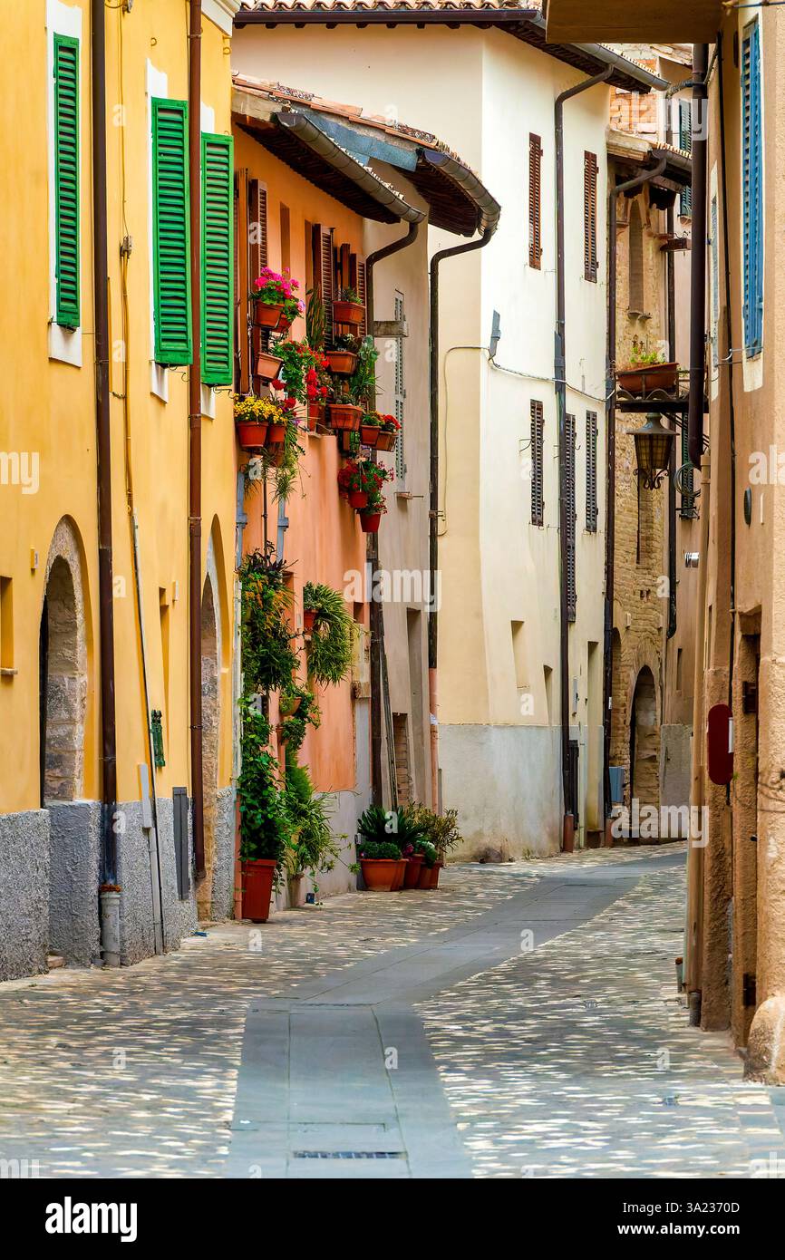 Eine enge Gasse im historischen Zentrum von Foligno, Italien Stockfoto