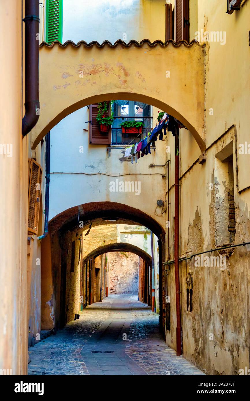 Eine enge Gasse im historischen Zentrum von Foligno, Italien Stockfoto