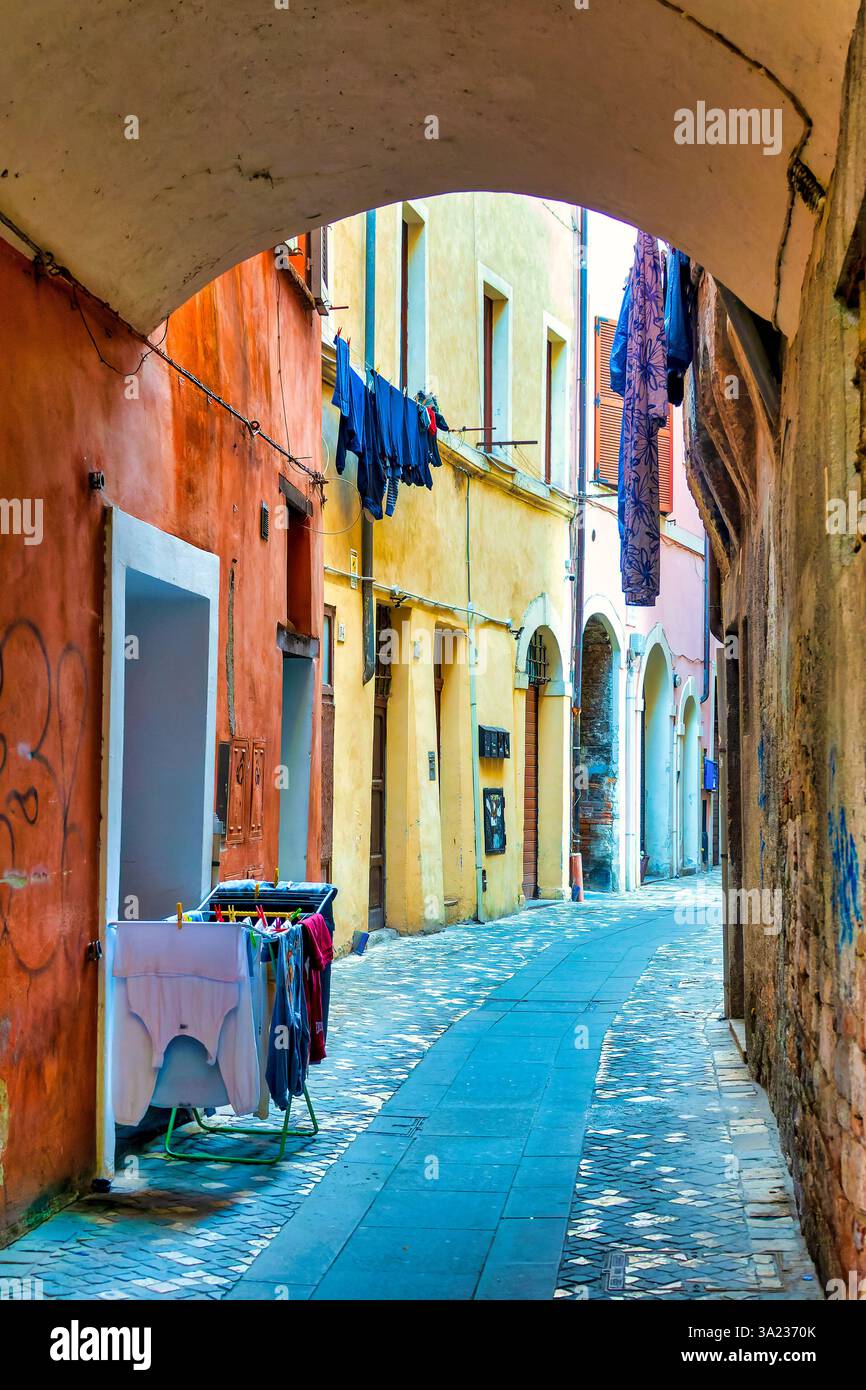 Eine enge Gasse im historischen Zentrum von Foligno, Italien Stockfoto