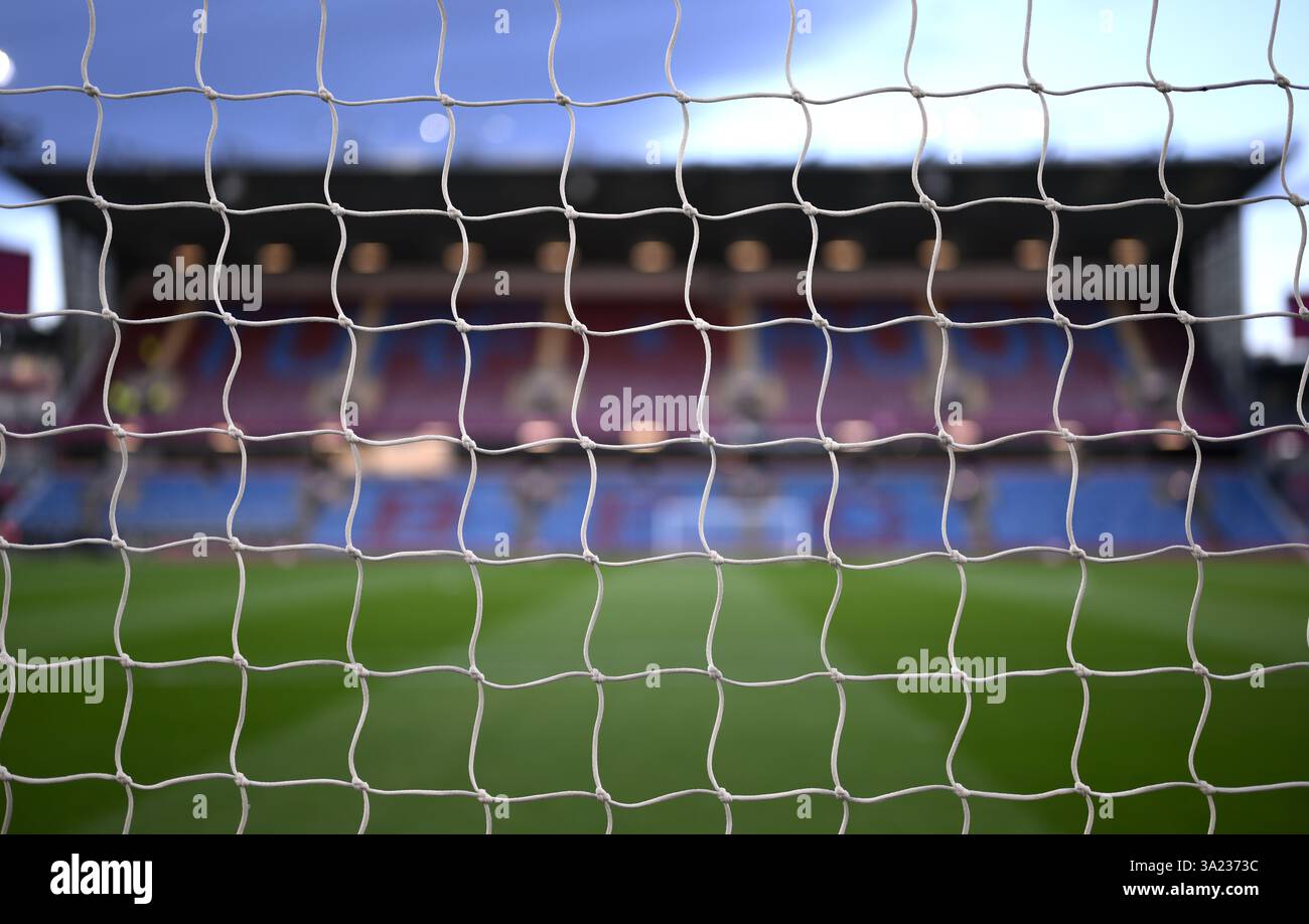 Ein allgemeiner Blick vom Inneren des Stadions durch das Tornetz vor dem Sky Bet Championship-Spiel in Turf Moor, Burnley. Bilddatum: Dienstag, 11. März 2025. Stockfoto