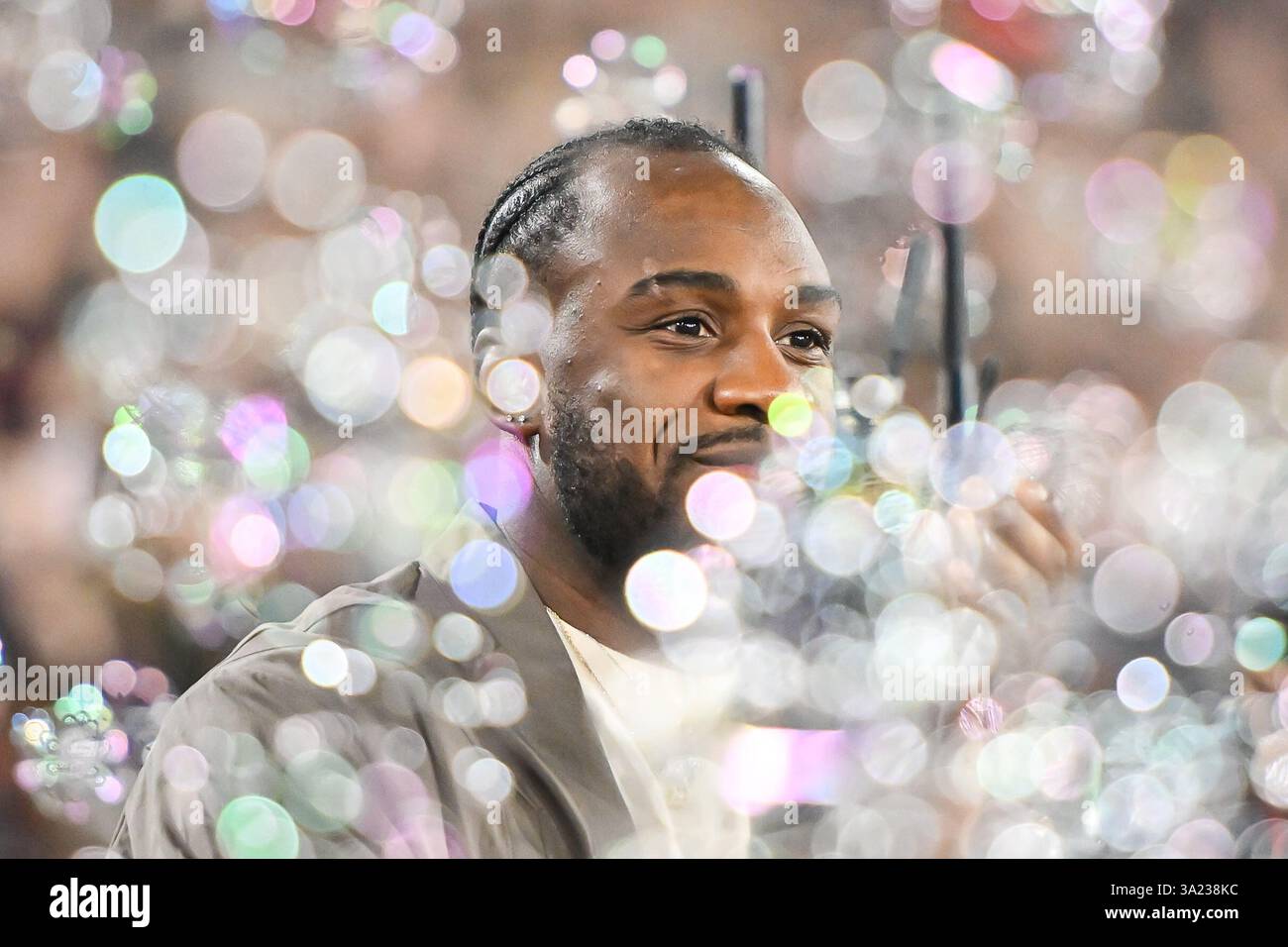 Michail Antonio begrüßt die Rückkehr nach einem Autounfall während des Spiels zwischen West Ham United und Newcastle United am Montag, den 10. März 2025, im London Stadium in Stratford. (Foto: Kevin Hodgson | MI News) Credit: MI News & Sport /Alamy Live News Stockfoto