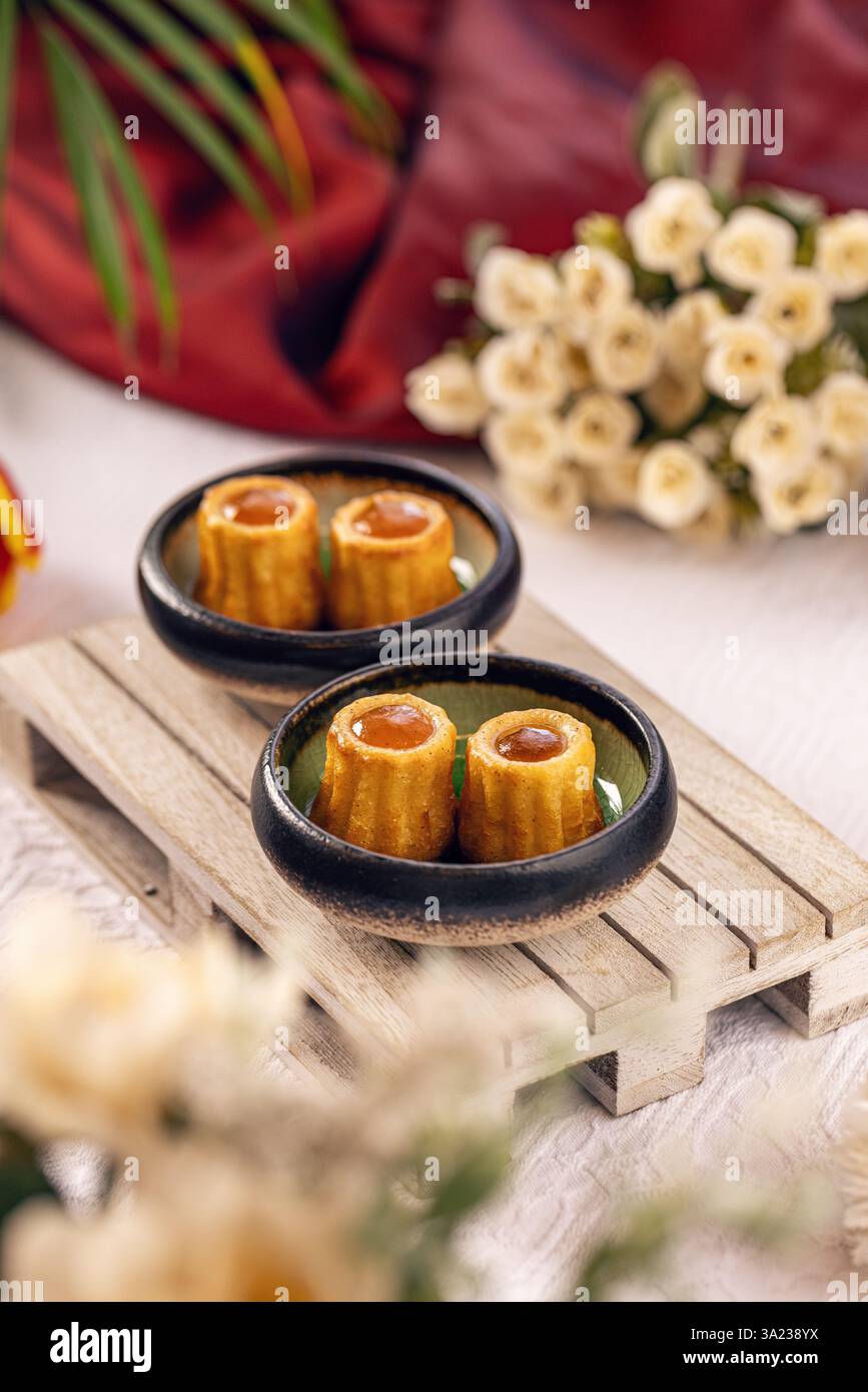 Festliche Kuchen mit Karamellfüllung, serviert auf Miniaturpalette während des romantischen Abendessens Stockfoto