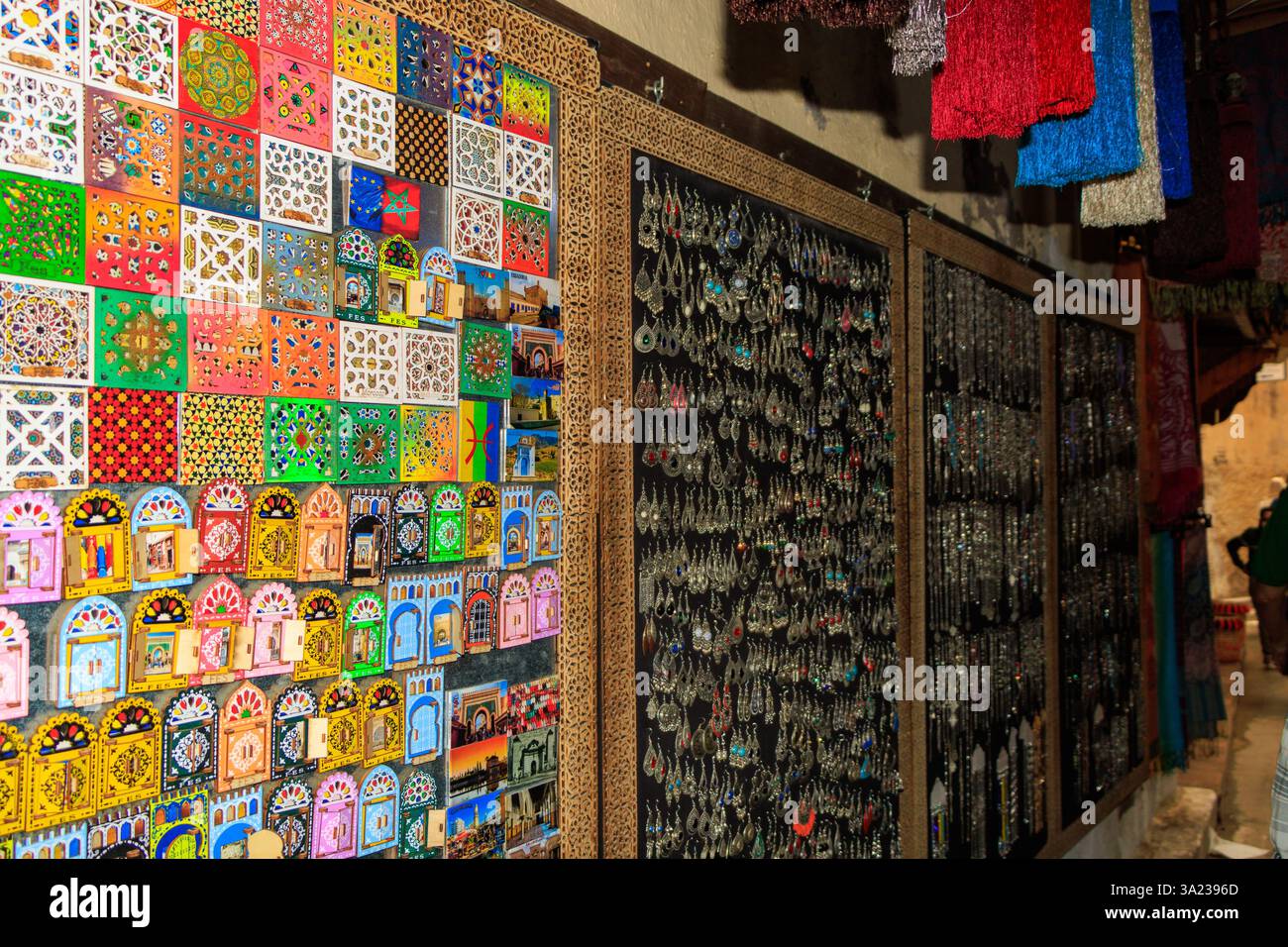 FÈS, MAROKKO. Bazaar mit Kleidung und Essen zum Verkauf in Fez medina aka. Altstadt Stockfoto