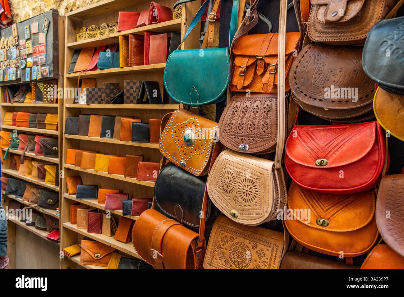 FÈS, MAROKKO. Bazaar mit Kleidung und Essen zum Verkauf in Fez medina aka. Altstadt Stockfoto