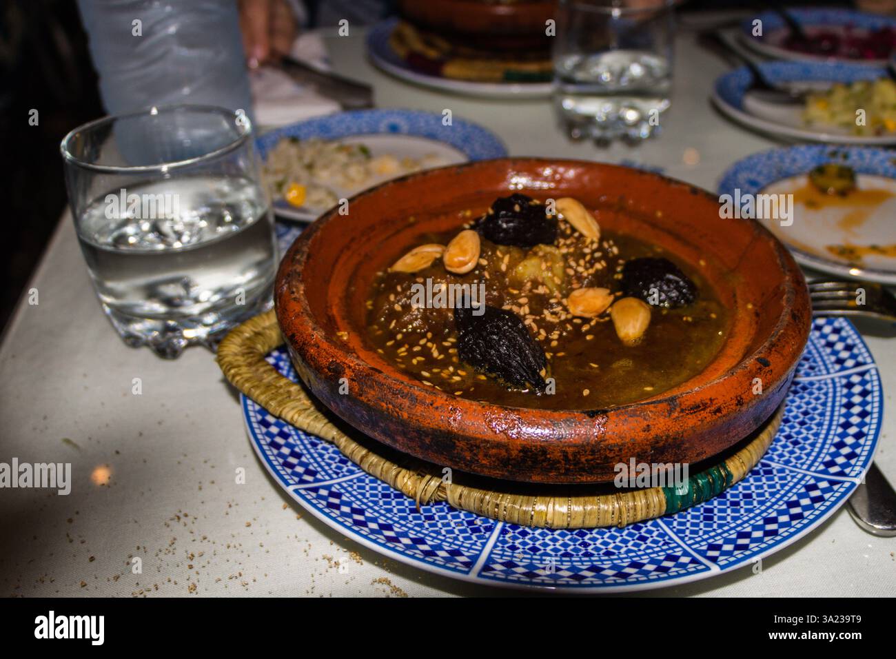 Tajine in einem traditionellen marokkanischen Restaurant. Fez, Marokko, Afrika Stockfoto