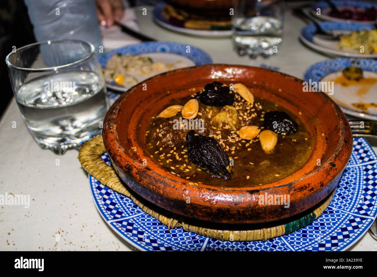 Tajine in einem traditionellen marokkanischen Restaurant. Fez, Marokko, Afrika Stockfoto