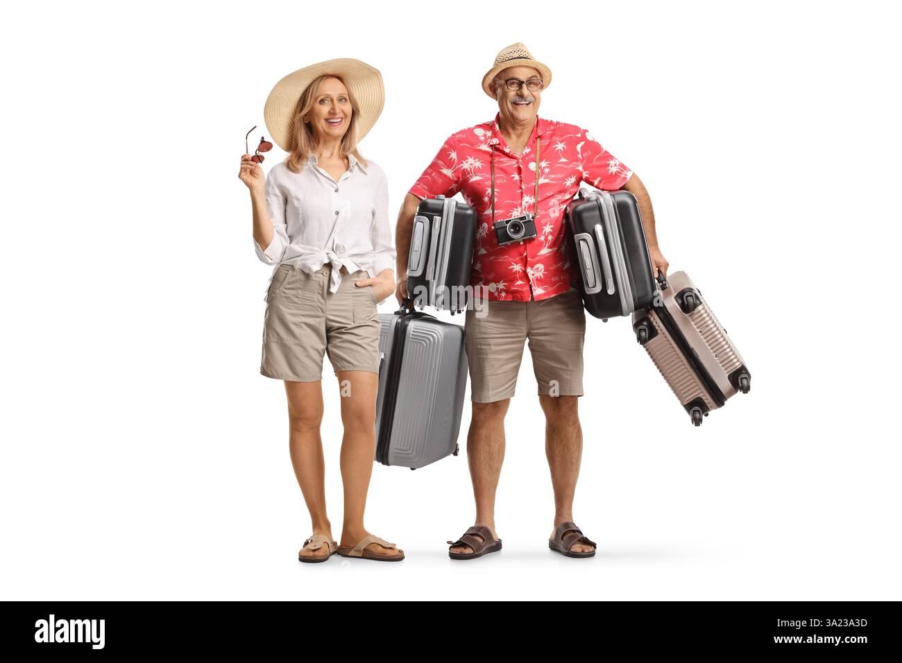 Weibliche Touristen mit ihrem Mann, der viele Koffer isoliert auf weißem Hintergrund trägt Stockfoto