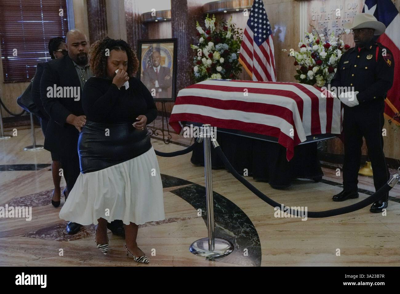 Ashley Turner-Captain and her husband, Jimmy, pay their respects to her father, former mayor and U.S. Rep. Sylvester Turner as he lies in state at City Hall in Houston, Tuesday, March 11, 2025. (Brett Coomer/Houston Chronicle via AP) Stockfoto