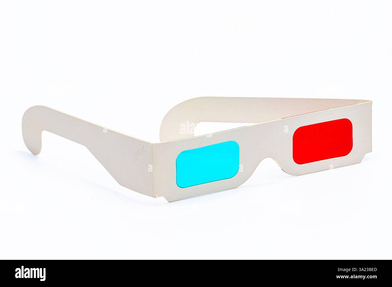 3D-Pappbrille mit roter zyanfarbener Linse auf weißem Hintergrund Stockfoto