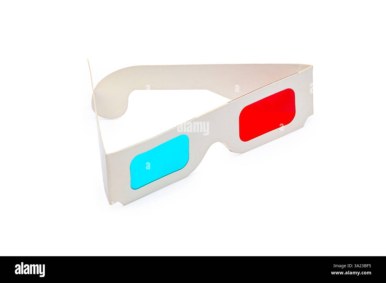 Vintage 3D-Brille mit roter zyanfarbener Linse auf weißem Hintergrund Stockfoto