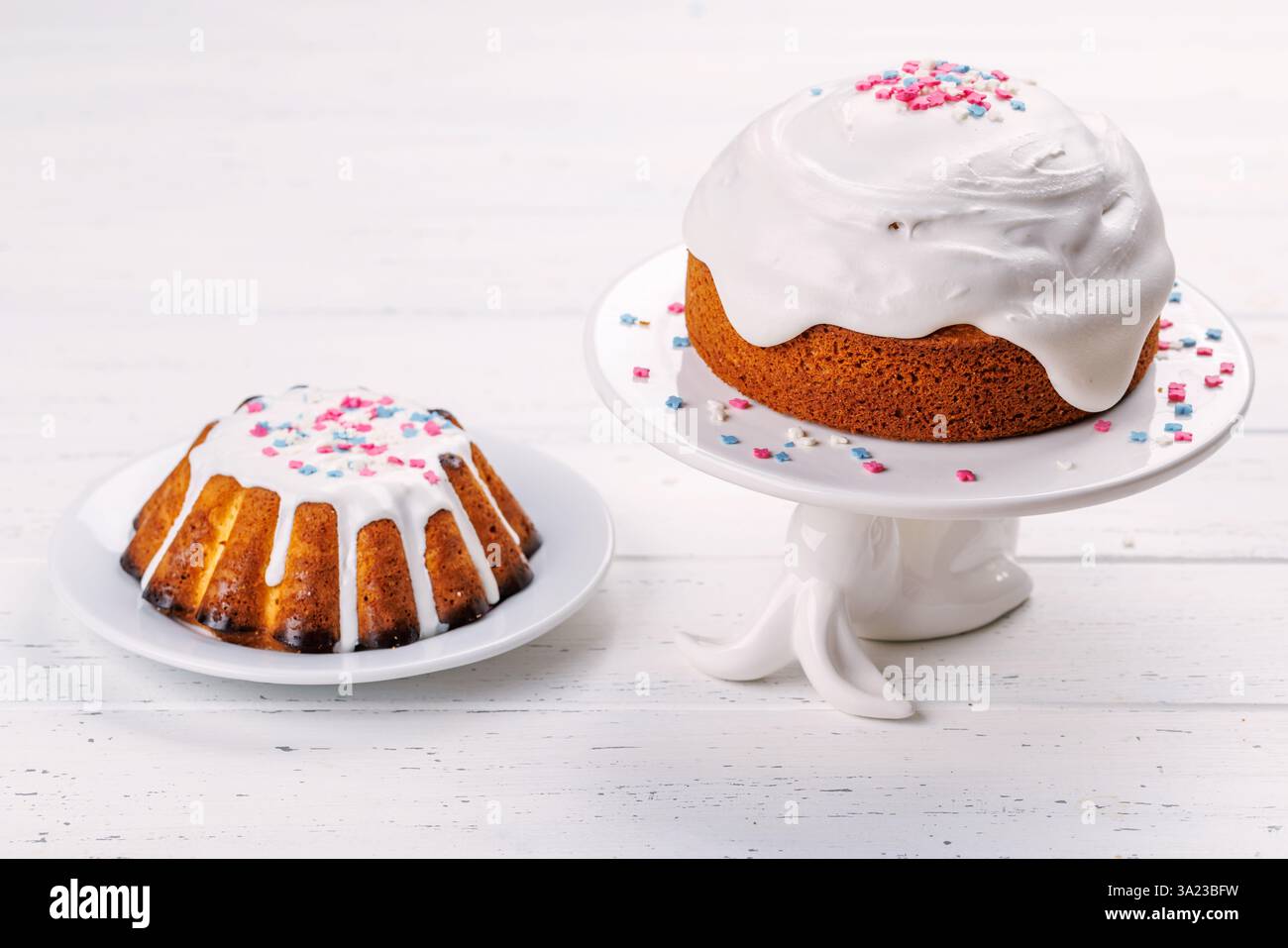 Traditioneller Osterkuchen, dekoriert mit farbenfroher Glasur und Streuseln, symbolisiert den festlichen Geist. Perfekt für Osterfeiern, Brunches oder AS Stockfoto