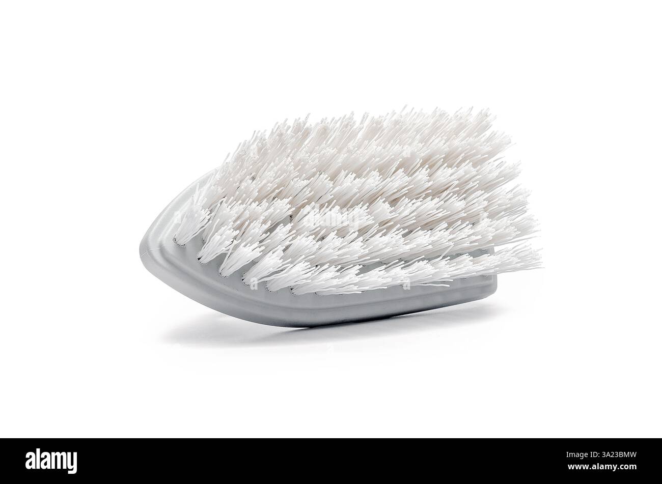 Weiße Borstenbürste mit grauem Griff auf weißem Hintergrund Stockfoto
