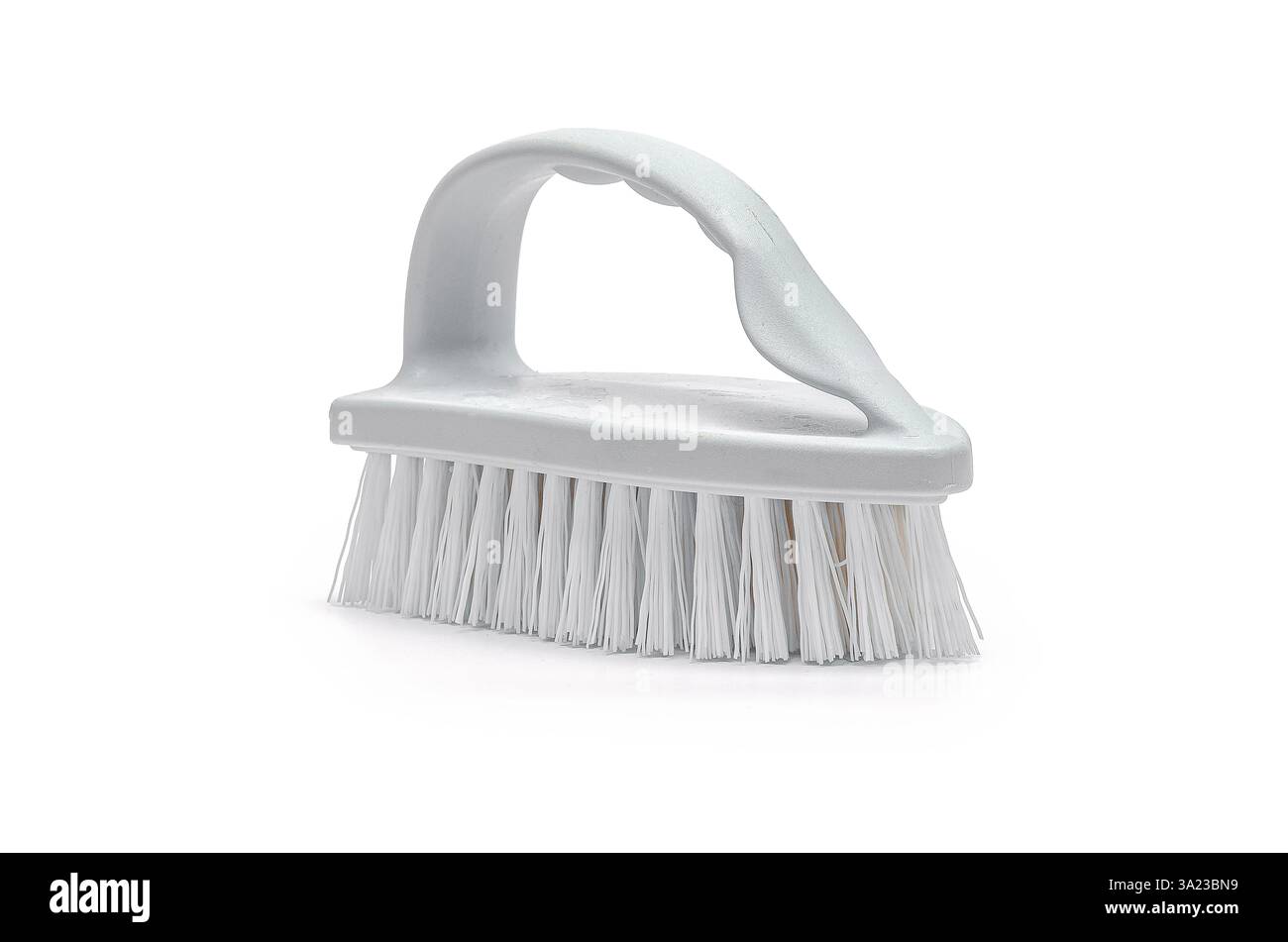 Bürste mit grauem Griff und weißer Borste auf weißem Boden Stockfoto