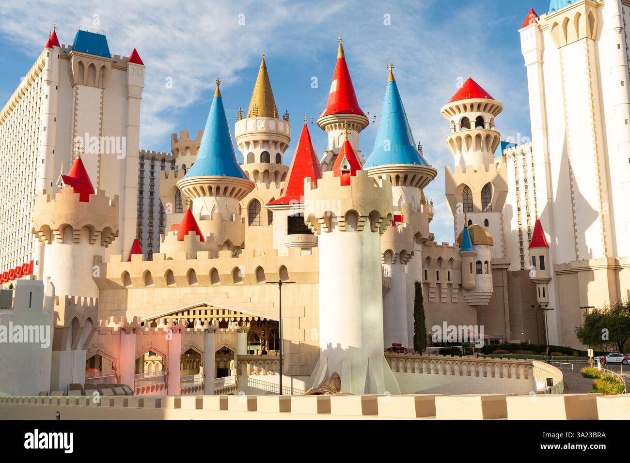 Frühlicht auf den dekorativen Details des Excalibur Hotel and Casino am Las Vegas Strip. Stockfoto